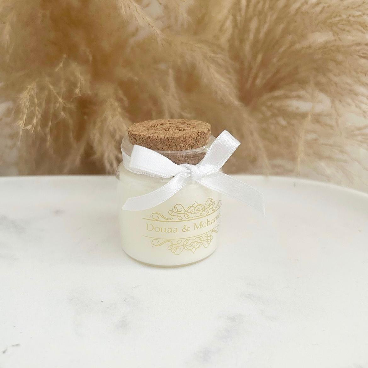 MON CADEAU INVITE - Personalisierte Kerze mit Korkdeckel und weißer Schleife, schlichtes und elegantes Gastgeschenk für Hochzeit oder besonderes Event