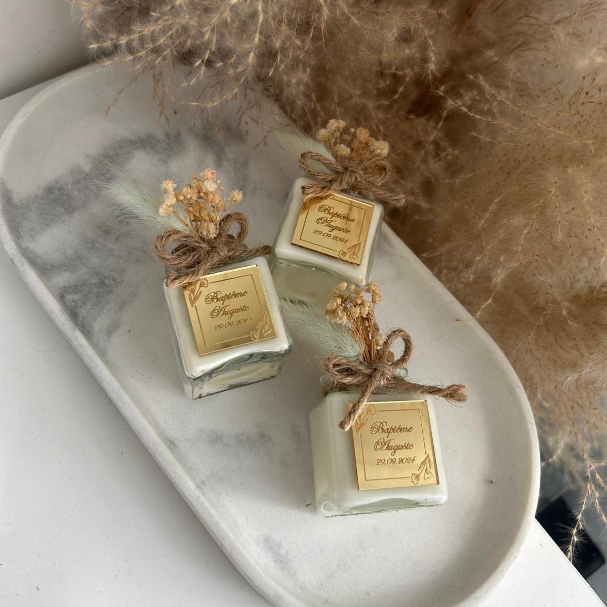 MON CADEAU INVITE - Personalisierte Kerzen im quadratischen Glas mit Juteband, Schleife und getrockneten Blumen, elegantes Gastgeschenk für Taufe oder besonderes Event