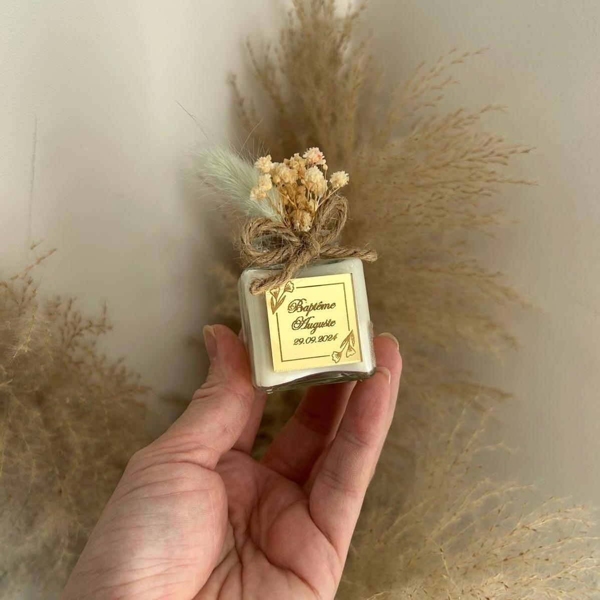 MON CADEAU INVITE - Personalisierte Kerzen im quadratischen Glas mit Juteband, Schleife und getrockneten Blumen, elegantes Gastgeschenk für Taufe oder besonderes Event
