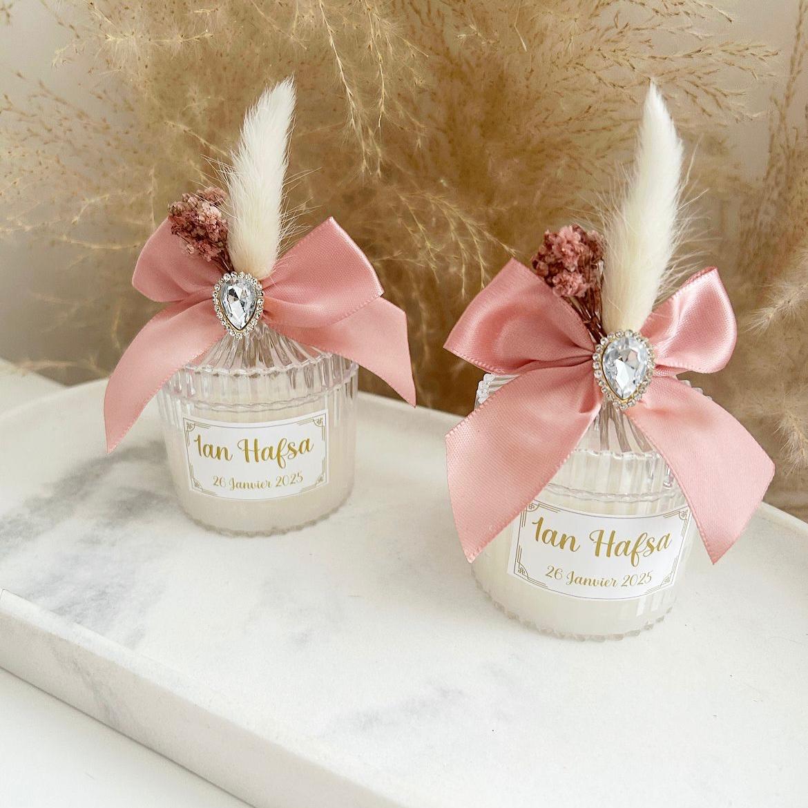 MON CADEAU INVITE - Personalisierte Kerzen mit rosa Schleife und Strassbrosche, dekoriert mit Feder und getrockneten Blumen, elegantes Gastgeschenk für Hochzeit oder besonderes Event