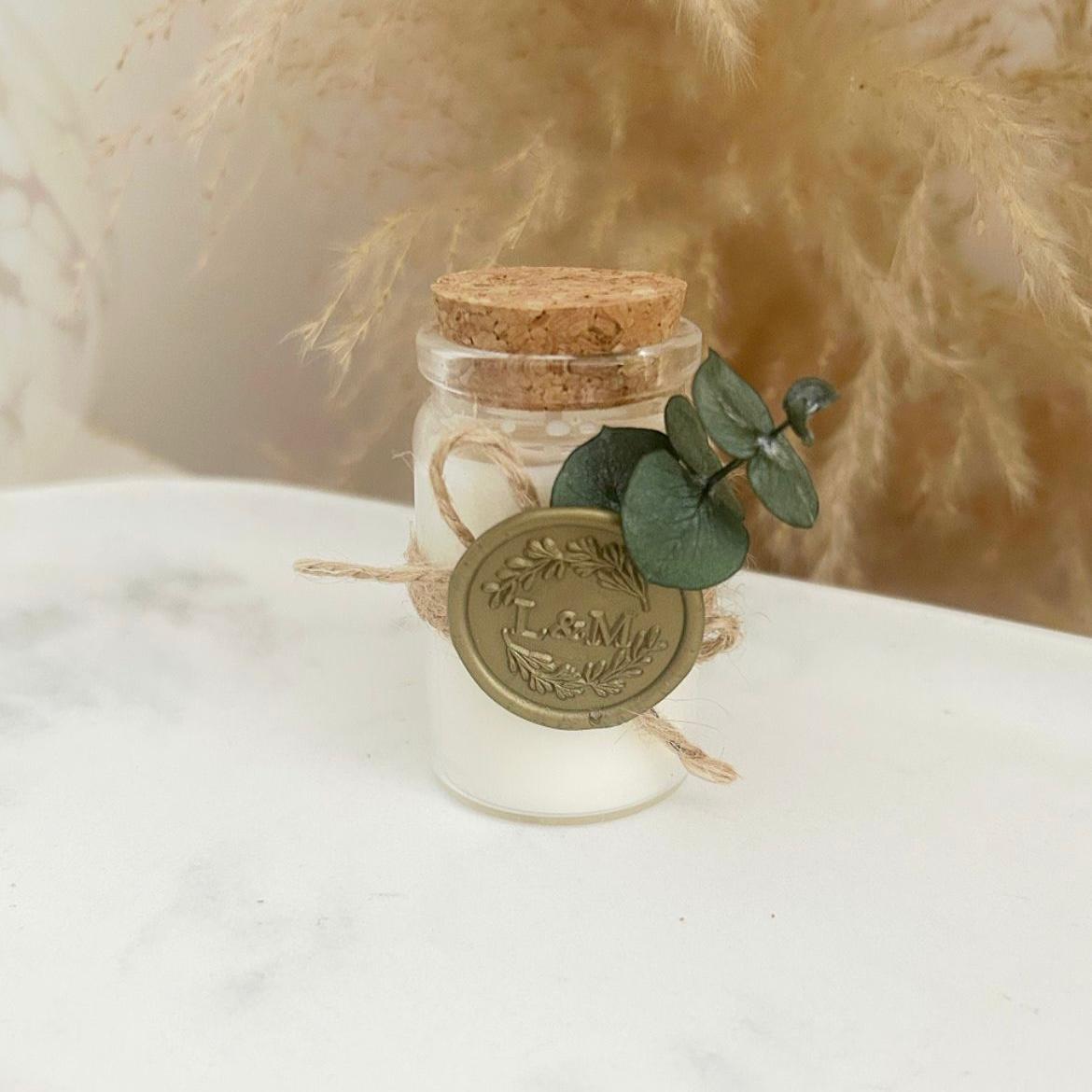 MON CADEAU INVITE - Personalisierte Kerze im Glas mit Korkdeckel, Wachssiegel und Eukalyptusblatt, elegantes Gastgeschenk für Hochzeit oder besonderes Event
