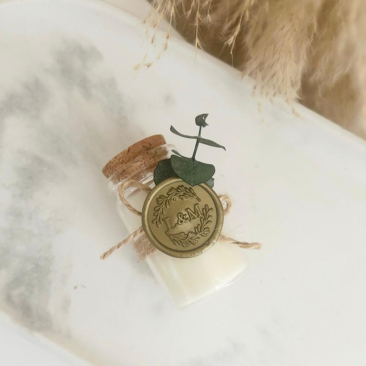 MON CADEAU INVITE - Personalisierte Kerze im Glas mit Korkdeckel, Wachssiegel und Eukalyptusblatt, elegantes Gastgeschenk für Hochzeit oder besonderes Event