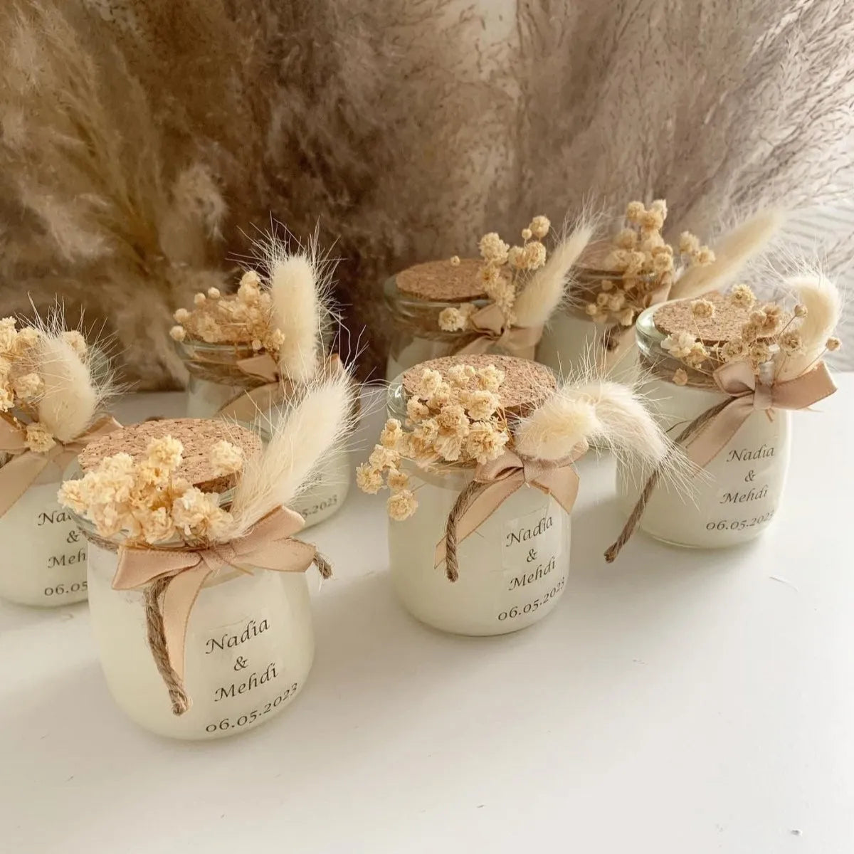 MON CADEAU INVITE - Personalisierte Kerze Pocahontas mit getrockneten Blumen, Feder, Korkdeckel und Schleife, elegante Gastgeschenke für Hochzeit oder besonderes Event