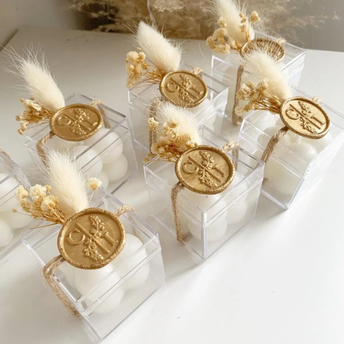 MON CADEAU INVITE - Personalisierte Kerze Renaissance in transparenter Box mit goldenem Siegel, Feder und getrockneten Blumen, elegantes Gastgeschenk für Hochzeit oder besonderes Event