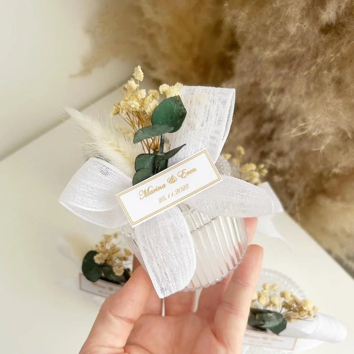 MON CADEAU INVITE - Personalisierte Kerze Roma mit weißer Schleife, Eukalyptusblatt und getrockneten Blumen, elegantes Gastgeschenk für Hochzeit oder besonderes Event