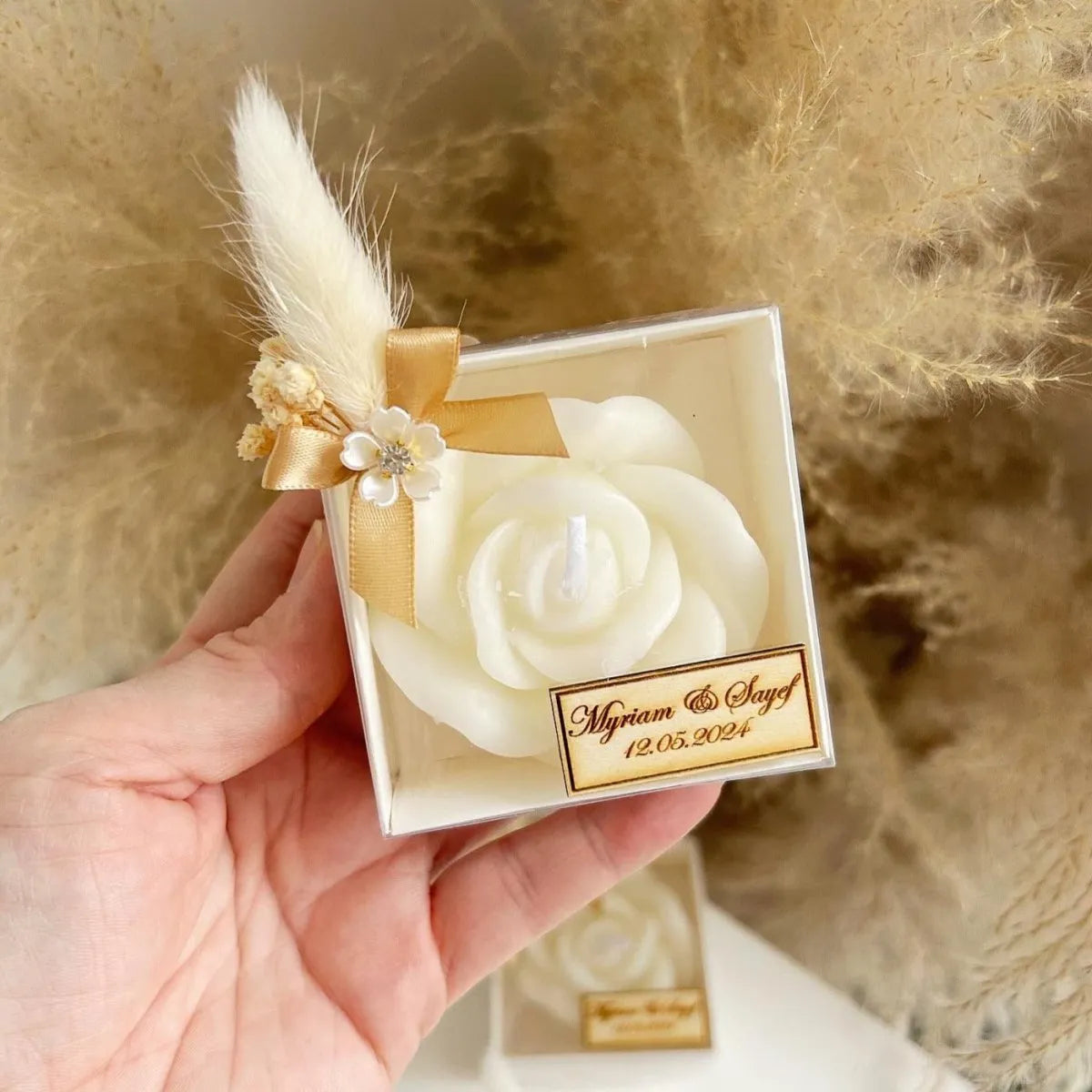 MON CADEAU INVITE - Personalisierte Kerze Rosalia in Rosenform in eleganter Box mit goldener Schleife, Feder und Namensplakette, stilvolle Gastgeschenke für Hochzeit oder besonderes Event