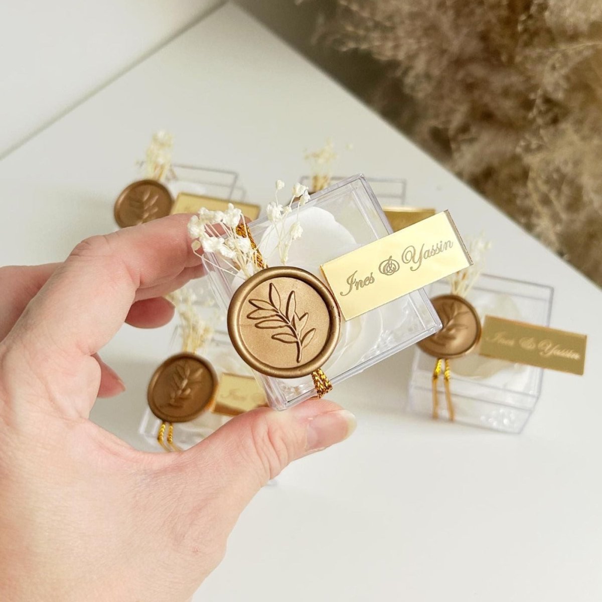 Königliche Seifenrose als edles Gastgeschenk für Hochzeit und Taufe, im transparenten Etui mit goldenen Details