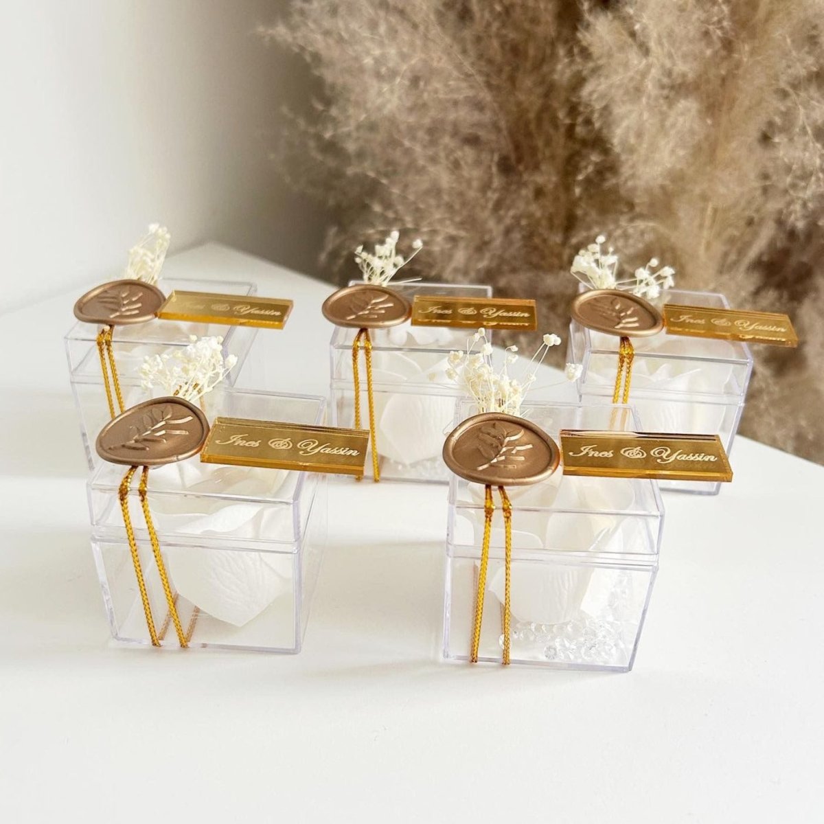 Königliche Seifenrose als edles Gastgeschenk für Hochzeit und Taufe, im transparenten Etui mit goldenen Details