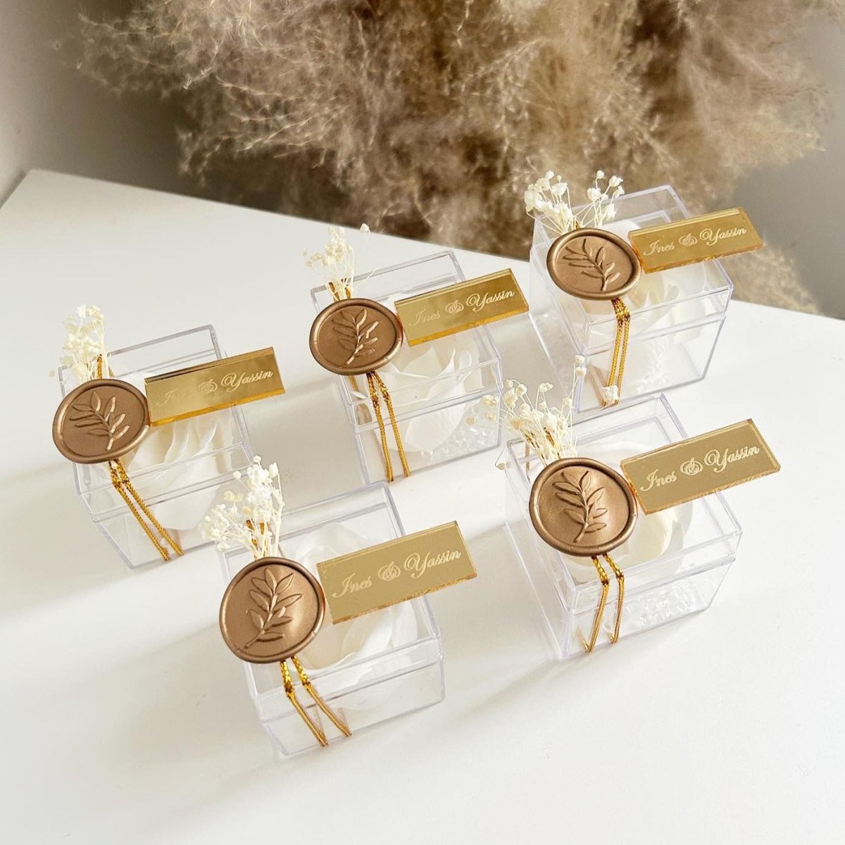 Königliche Seifenrose als edles Gastgeschenk für Hochzeit und Taufe, im transparenten Etui mit goldenen Details