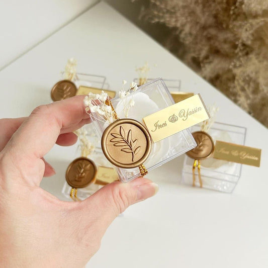 Königliche Seifenrose als edles Gastgeschenk für Hochzeit und Taufe, im transparenten Etui mit goldenen Details