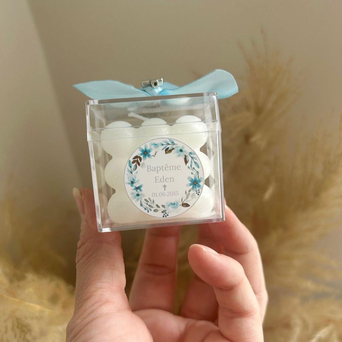 Kornblumen-Kerze als duftende, personalisierte Kerze, Gastgeschenk zur Taufe oder Kommunion, elegant verpackt