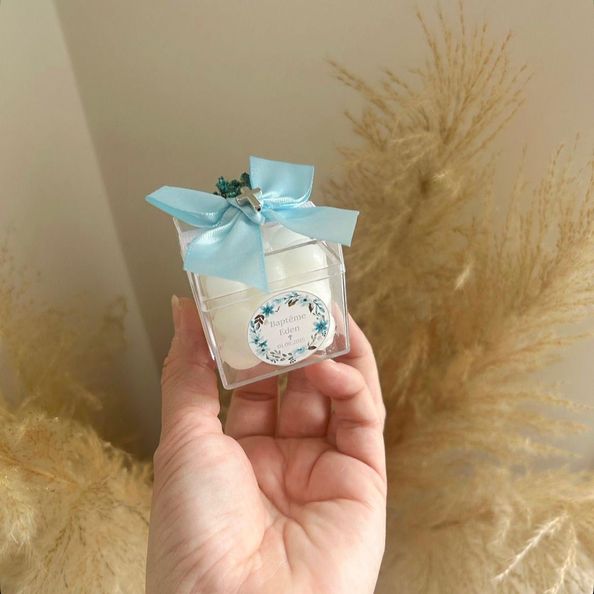 Kornblumen-Kerze als duftende, personalisierte Kerze, Gastgeschenk zur Taufe oder Kommunion, elegant verpackt