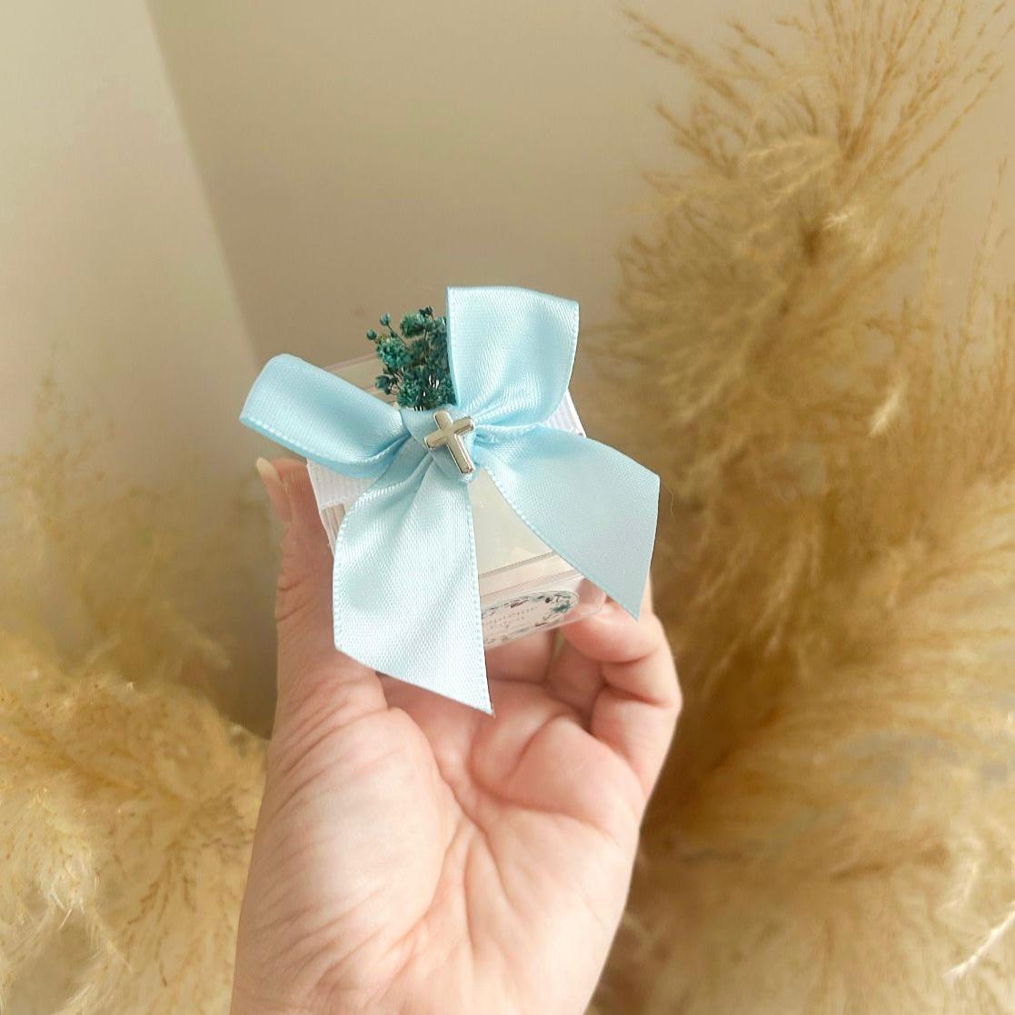 Kornblumen-Kerze als duftende, personalisierte Kerze, Gastgeschenk zur Taufe oder Kommunion, elegant verpackt