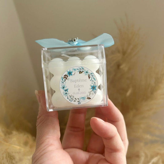 Kornblumen-Kerze als duftende, personalisierte Kerze, Gastgeschenk zur Taufe oder Kommunion, elegant verpackt
