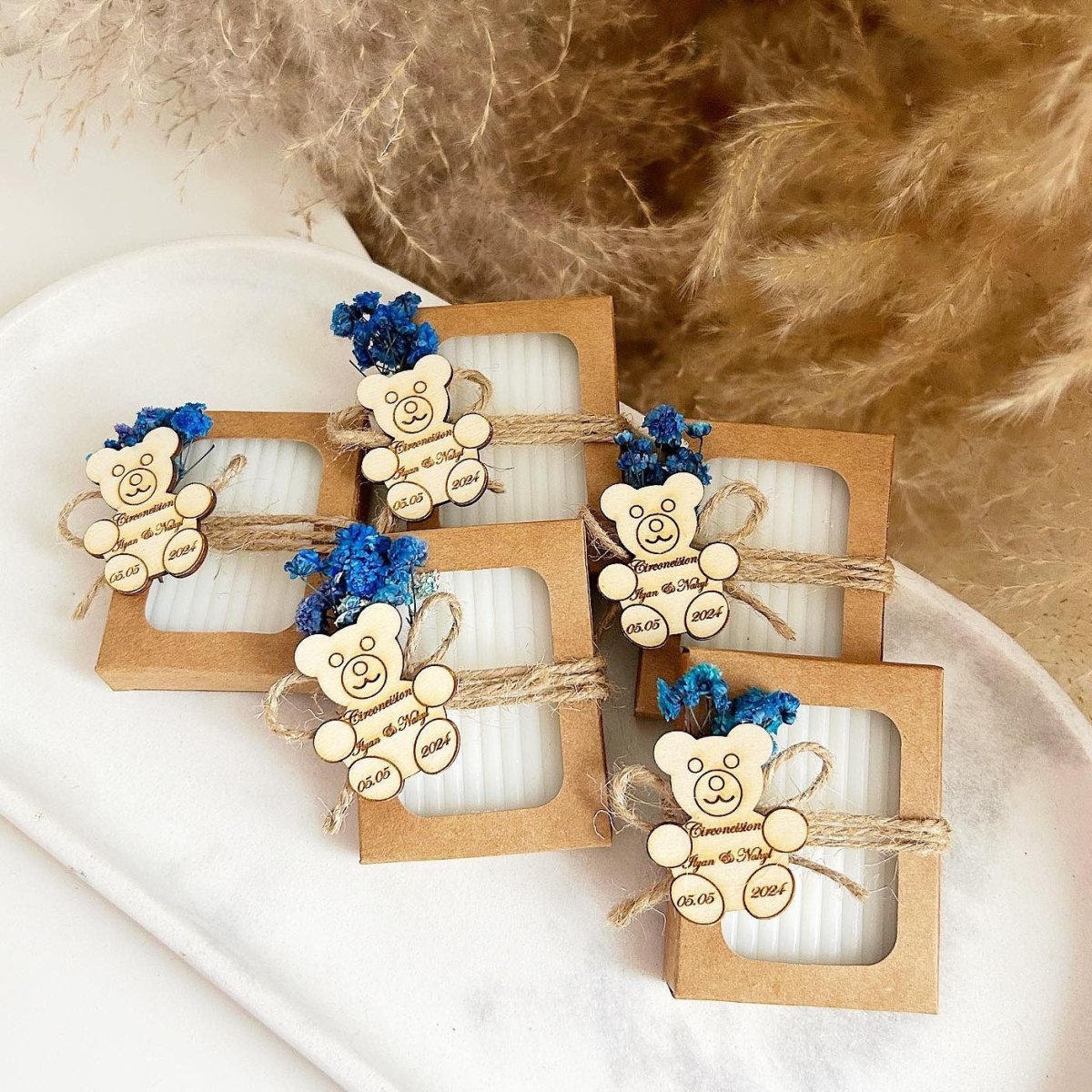MON CADEAU INVITE - Personalisierte Kornblumen Seife in Kraftverpackung mit Bärendekor, Juteband und blauen getrockneten Blumen, süßes Gastgeschenk für Taufe, Geburt oder besonderes Event