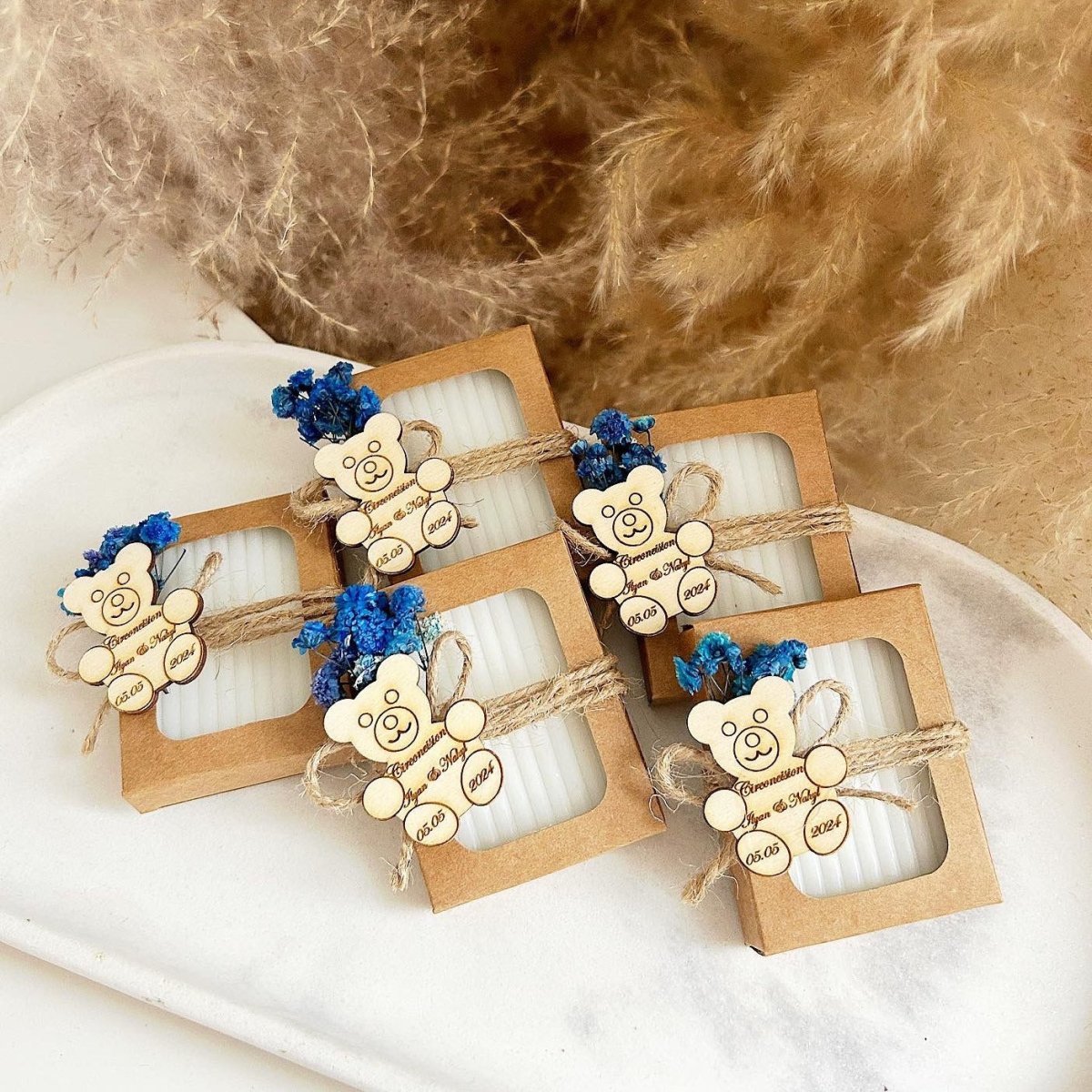 MON CADEAU INVITE - Personalisierte Kornblumen Seife in Kraftverpackung mit Bärendekor, Juteband und blauen getrockneten Blumen, süßes Gastgeschenk für Taufe, Geburt oder besonderes Event
