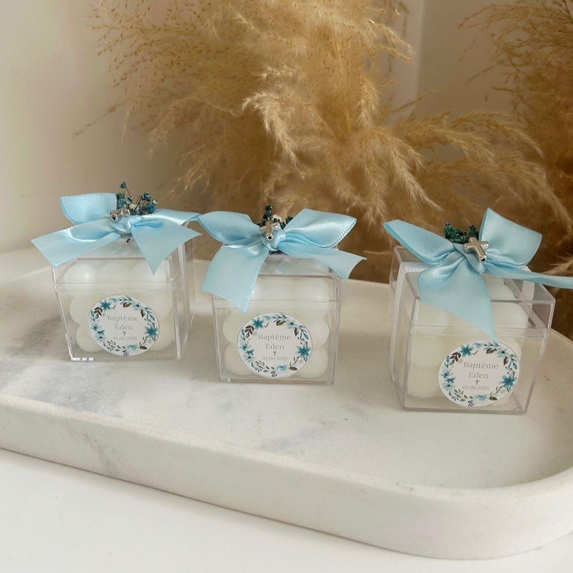 MON CADEAU INVITE - Personalisierte Kornblumen Zuckermandeln in transparenter Box mit blauer Schleife, Etikett und floraler Dekoration, elegantes Gastgeschenk für Hochzeit oder besonderes Event