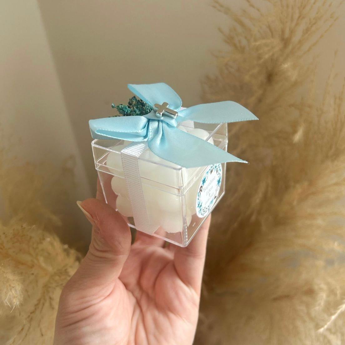 MON CADEAU INVITE - Personalisierte Kornblumen Zuckermandeln in transparenter Box mit blauer Schleife, Etikett und floraler Dekoration, elegantes Gastgeschenk für Hochzeit oder besonderes Event