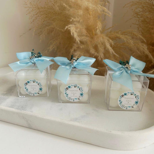 MON CADEAU INVITE - Personalisierte Kornblumen Zuckermandeln in transparenter Box mit blauer Schleife, Etikett und floraler Dekoration, elegantes Gastgeschenk für Hochzeit oder besonderes Event