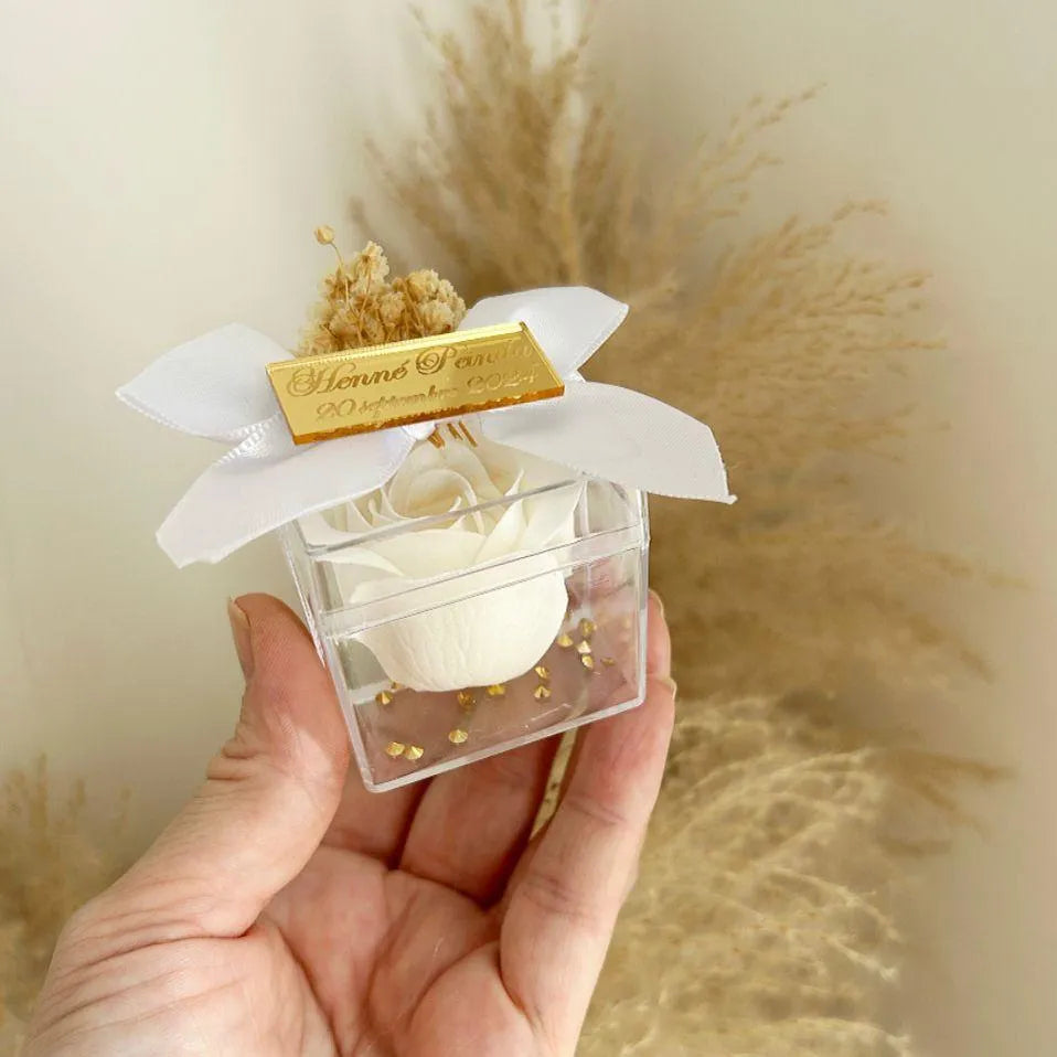 Kostbare Seifenrose als edles Gastgeschenk für Hochzeit, Taufe und Kommunion, präsentiert in einer transparenten Box mit Schleife