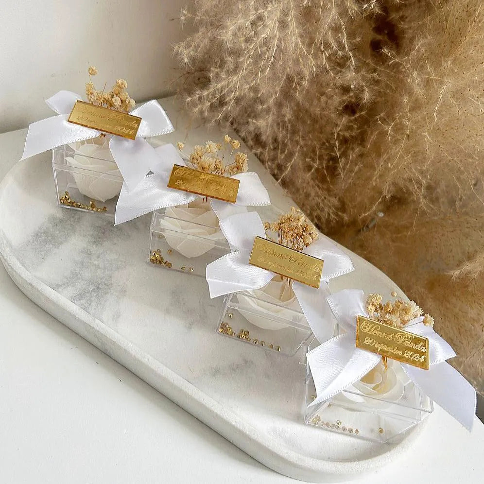 Kostbare Seifenrose als edles Gastgeschenk für Hochzeit, Taufe und Kommunion, präsentiert in einer transparenten Box mit Schleife