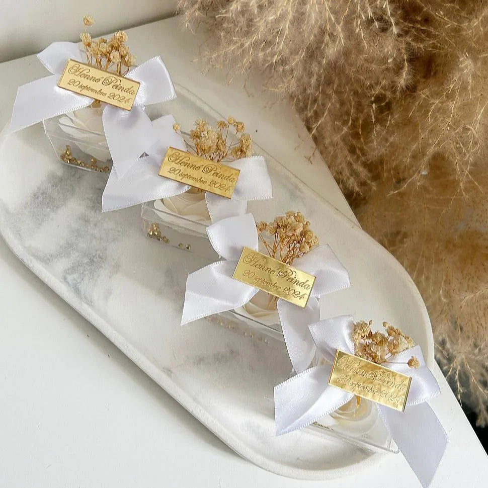 Kostbare Seifenrose als edles Gastgeschenk für Hochzeit, Taufe und Kommunion, präsentiert in einer transparenten Box mit Schleife