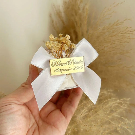 Kostbare Seifenrose als edles Gastgeschenk für Hochzeit, Taufe und Kommunion, präsentiert in einer transparenten Box mit Schleife