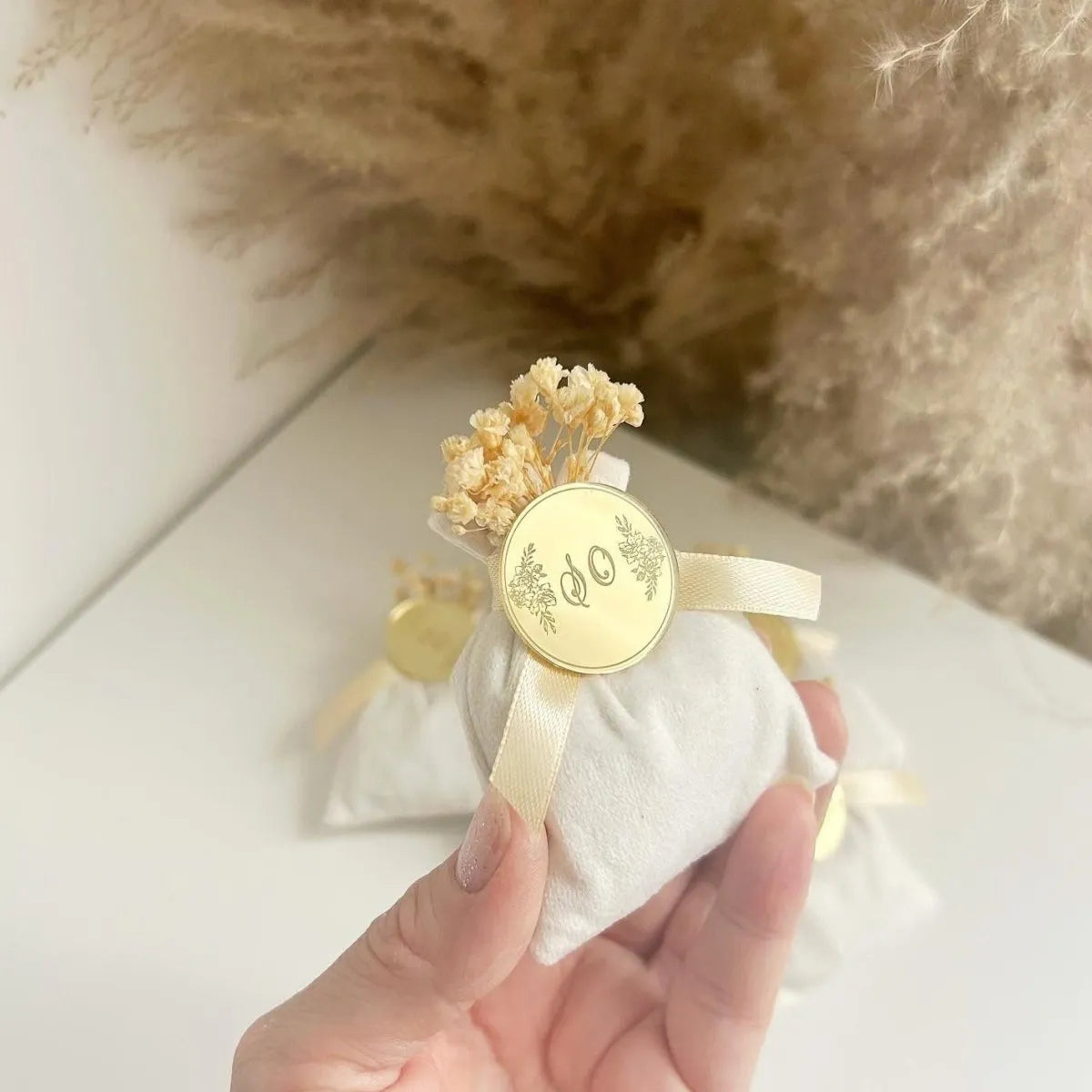 Lavendel-Gold-Beutel als personalisiertes Gastgeschenk zur Hochzeit – duftend und elegant