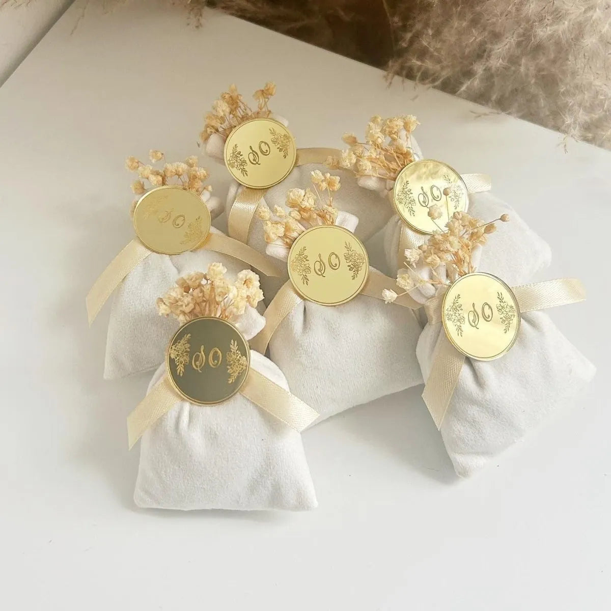 Lavendel-Gold-Beutel als personalisiertes Gastgeschenk zur Hochzeit – duftend und elegant