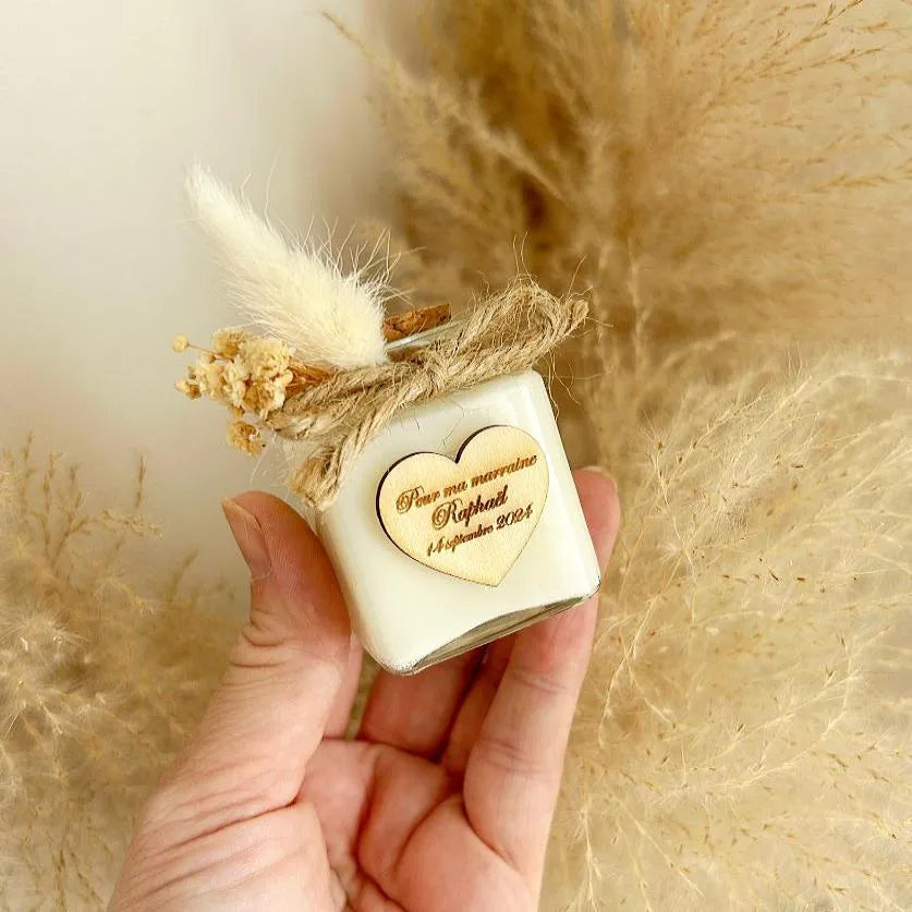 Laya-Kerze mit herzförmiger Holzgravur als personalisiertes Gastgeschenk – sanft und elegant