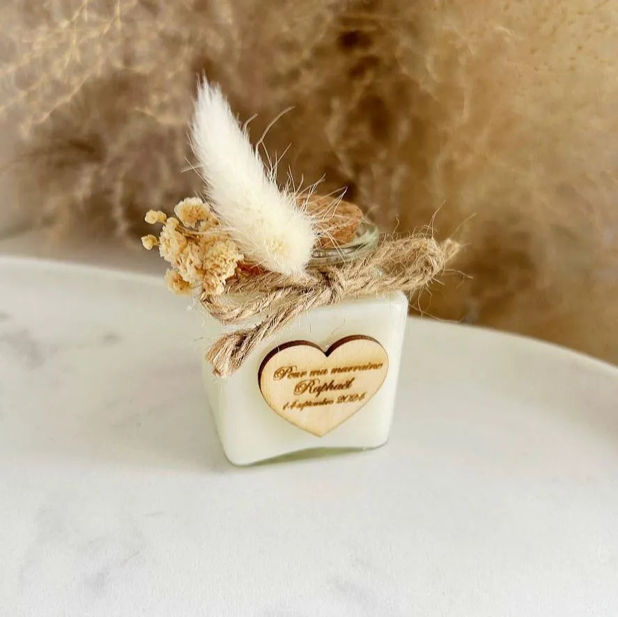 Laya-Kerze mit herzförmiger Holzgravur als personalisiertes Gastgeschenk – sanft und elegant