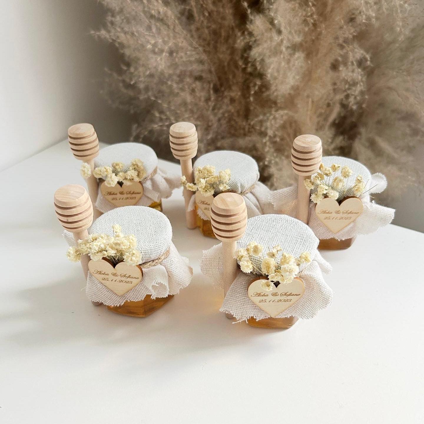 MON CADEAU INVITE - Personalisierter Liebeshonig im Glas mit Herzetikett, Honiglöffel, Jutestoff und getrockneten Blumen, elegantes Gastgeschenk für Hochzeit oder besonderes Event