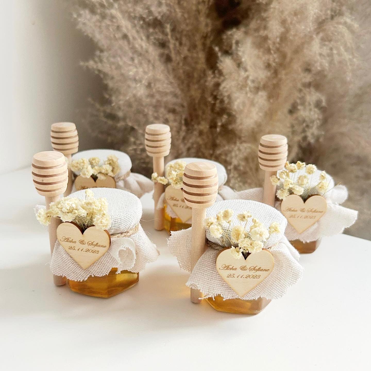 MON CADEAU INVITE - Personalisierter Liebeshonig im Glas mit Herzetikett, Honiglöffel, Jutestoff und getrockneten Blumen, elegantes Gastgeschenk für Hochzeit oder besonderes Event