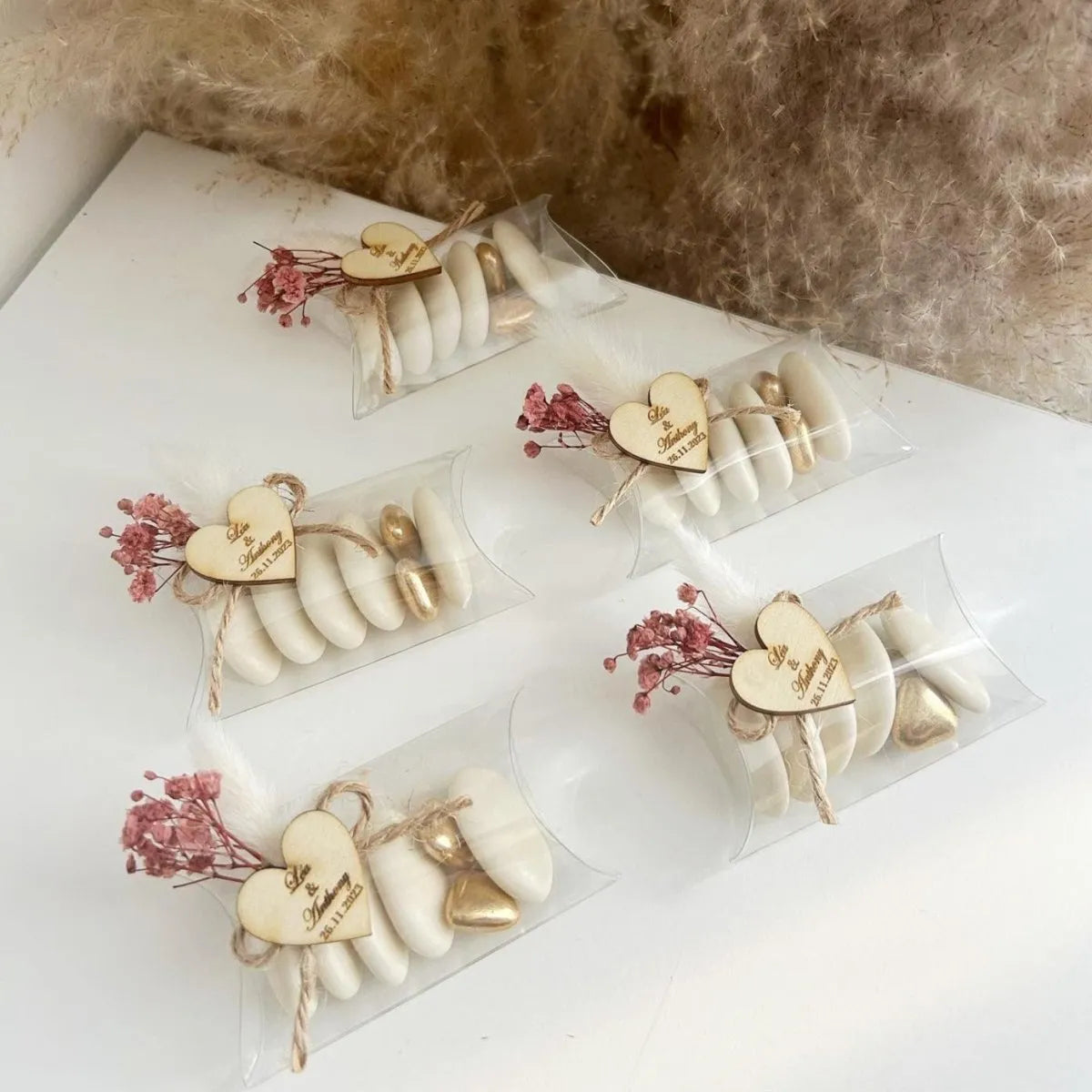 Love-Himbeere-Zuckermandeln als personalisiertes Gastgeschenk zur Hochzeit – romantisch und edel