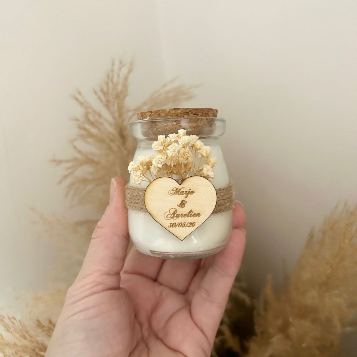 Lovely Kerze mit Trockenblumen, Naturkordel und Korkdeckel als Gastgeschenk