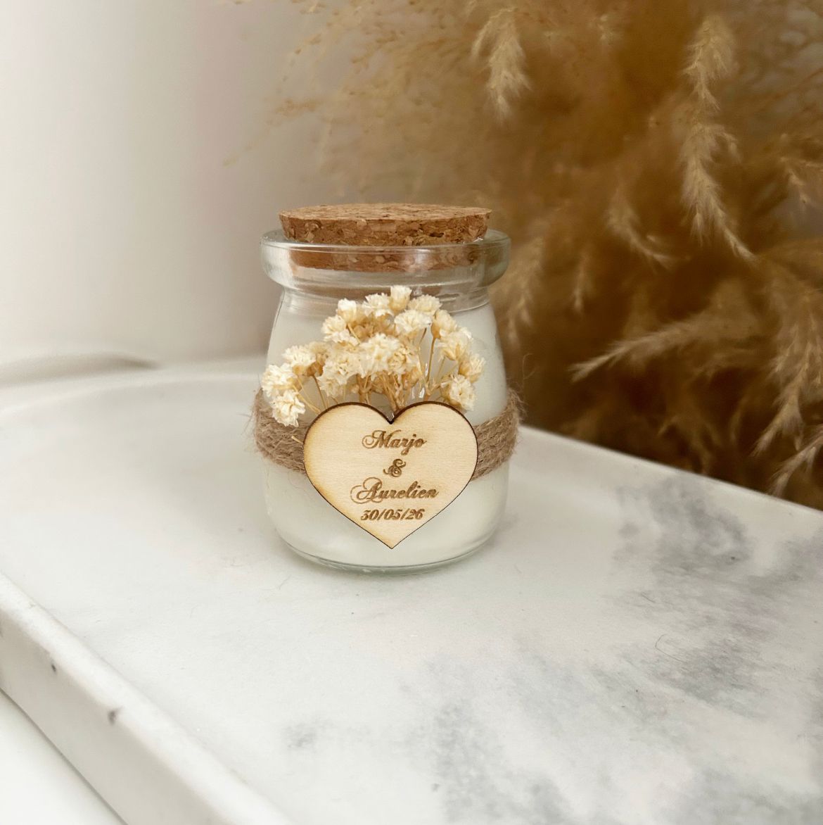 Lovely Kerze mit Trockenblumen, Naturkordel und Korkdeckel als Gastgeschenk