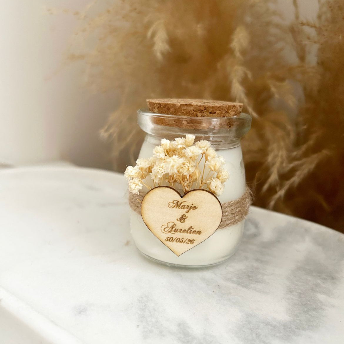 Lovely Kerze mit Trockenblumen, Naturkordel und Korkdeckel als Gastgeschenk