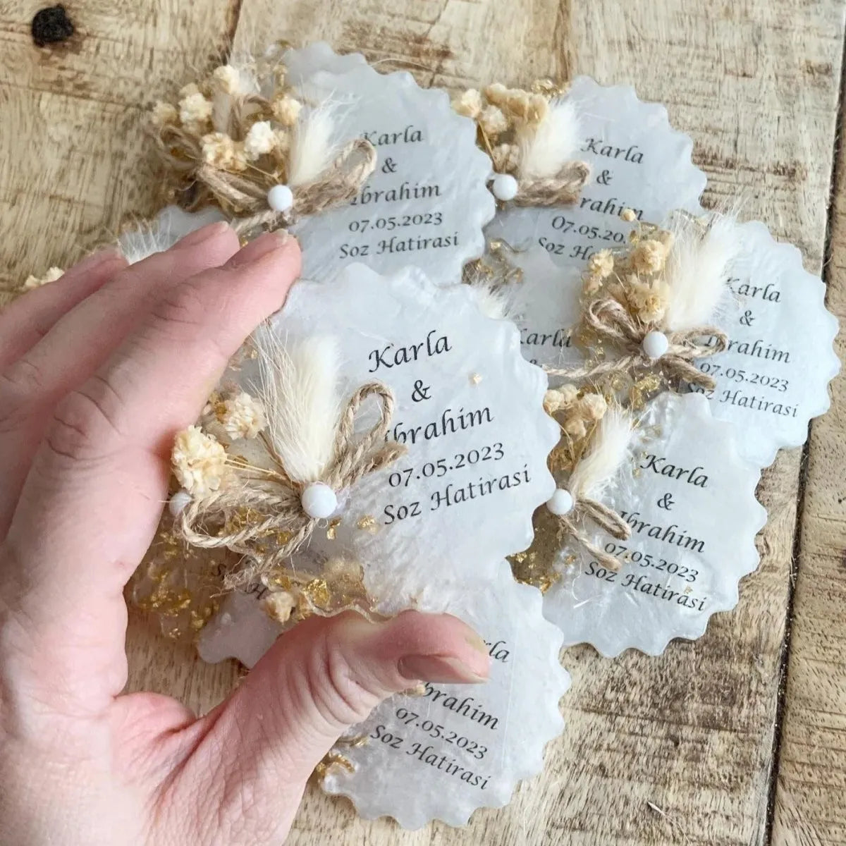 Magnet Flora als personalisiertes Gastgeschenk für Hochzeit, Taufe, Kommunion und Geburtstag, mit floraler Dekoration und eleganten Details