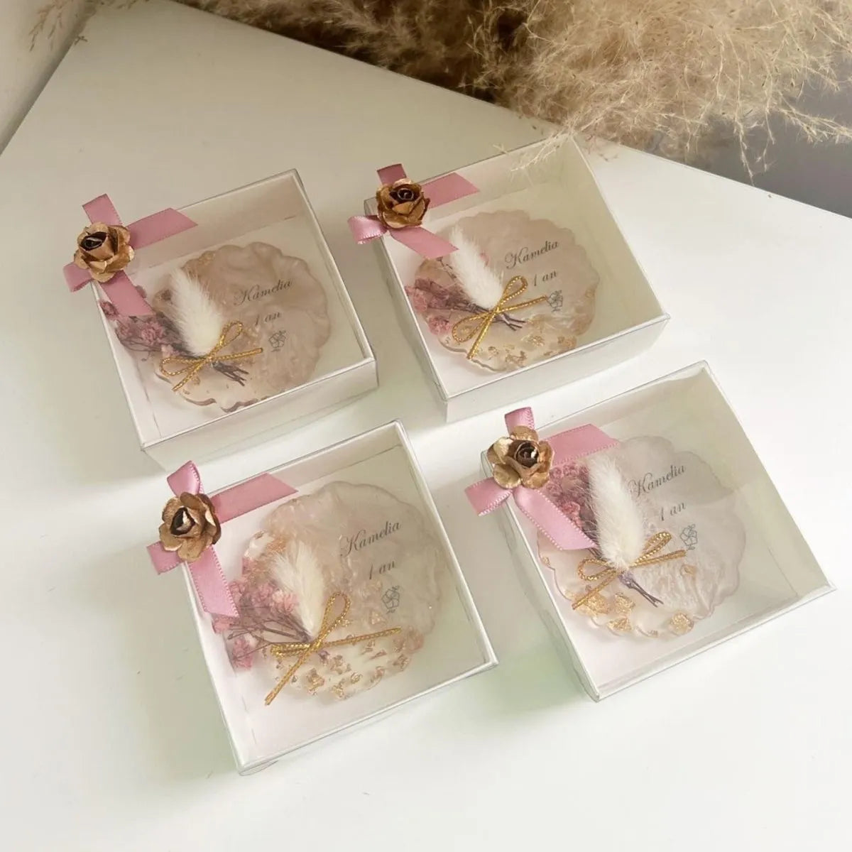 Magnet Kamelia als personalisiertes Gastgeschenk für Hochzeit, Taufe und Kommunion, elegant dekoriert mit Schleife und goldenen Details