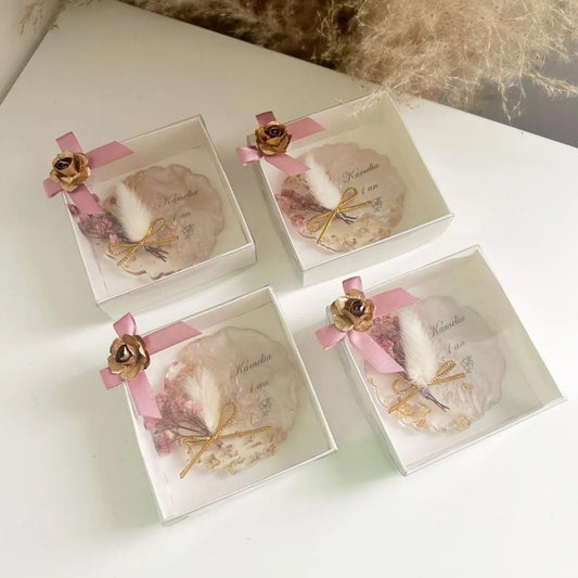 Magnet Kamelia als personalisiertes Gastgeschenk für Hochzeit, Taufe und Kommunion, elegant dekoriert mit Schleife und goldenen Details