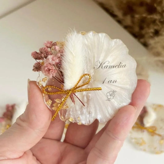 Magnet Kamelia Himbeere als personalisiertes Gastgeschenk für Hochzeit, Taufe und Kommunion, mit floraler Dekoration und goldenen Akzenten