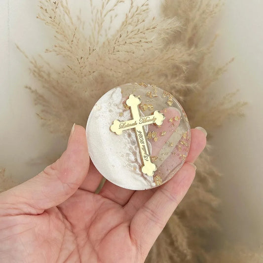 Magnet mit goldenem Kreuz und personalisierter Gravur – bedeutungsvolles Andenken für Gäste