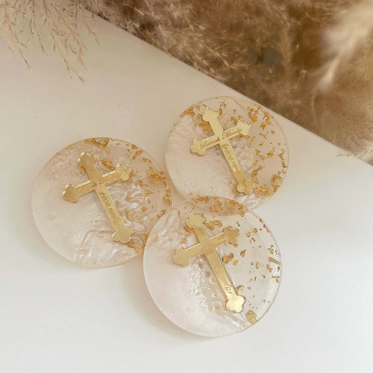 Magnet mit goldenem Kreuz und personalisierter Gravur – bedeutungsvolles Andenken für Gäste