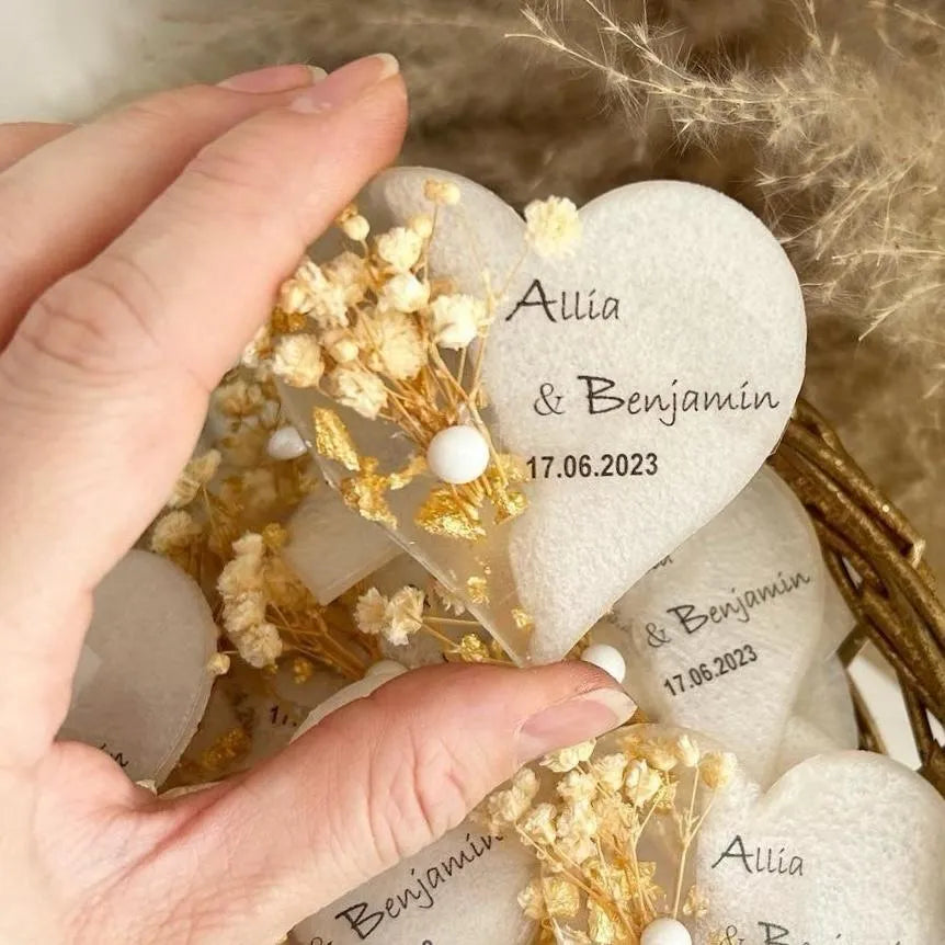 Magnet Liebe als personalisiertes Gastgeschenk für Hochzeit, Taufe und Kommunion, in Herzform mit eleganter Dekoration