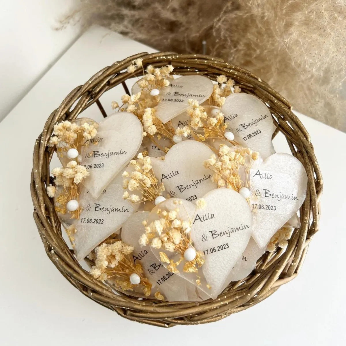 Magnet Liebe als personalisiertes Gastgeschenk für Hochzeit, Taufe und Kommunion, in Herzform mit eleganter Dekoration