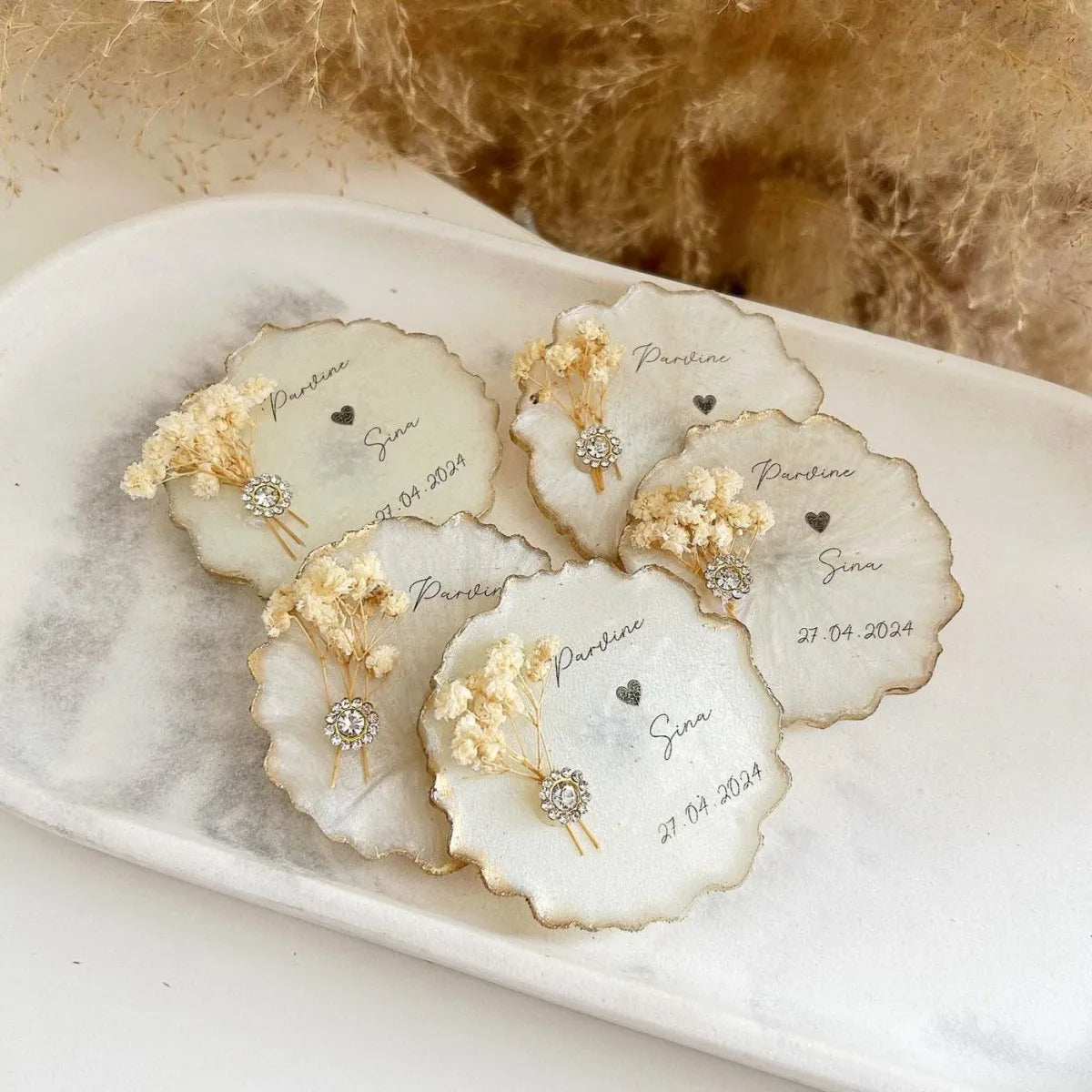Magnet Perla als personalisiertes Gastgeschenk für Hochzeit, Taufe und Kommunion, mit elegantem Design und goldenen Details