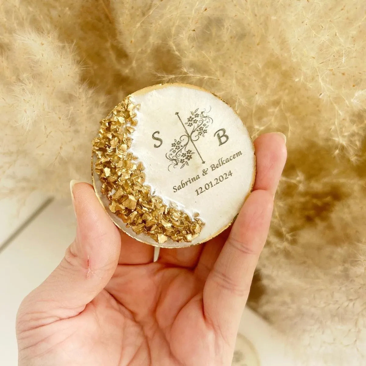Magnet Rocher Gold als personalisiertes Gastgeschenk zur Hochzeit, mit goldenen Akzenten und Gravur