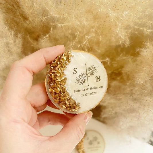Magnet Rocher Gold als personalisiertes Gastgeschenk zur Hochzeit, mit goldenen Akzenten und Gravur