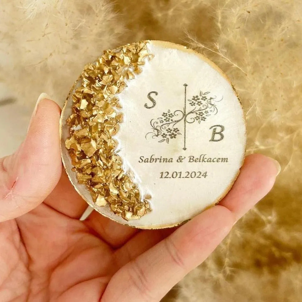 Magnet Rocher Gold als personalisiertes Gastgeschenk zur Hochzeit, mit goldenen Akzenten und Gravur