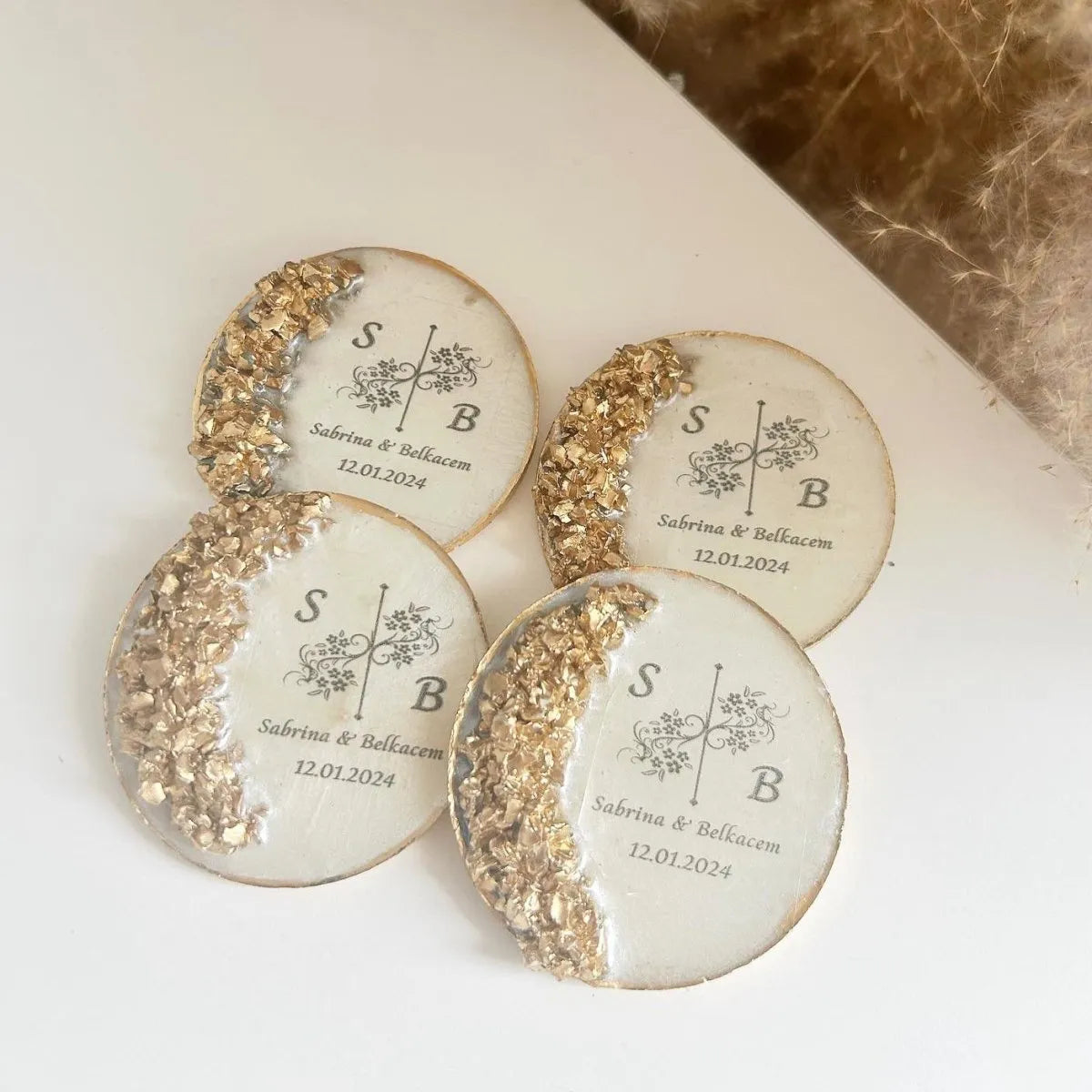 MON CADEAU INVITE - Personalisierter Magnet Rocher Gold rund mit goldenen Flocken und Namensgravur, elegantes Gastgeschenk für Hochzeit oder besonderes Event